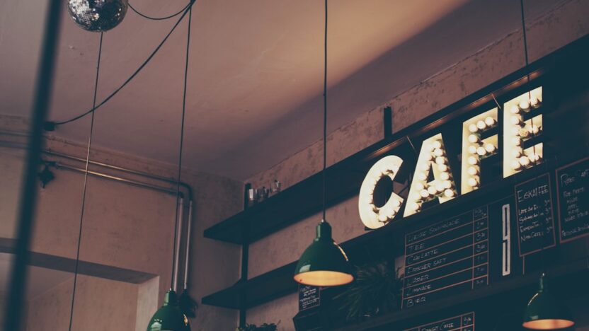 Como Criar um Site de Avaliação de Restaurantes: SEO Local, Fotos e Monetização
